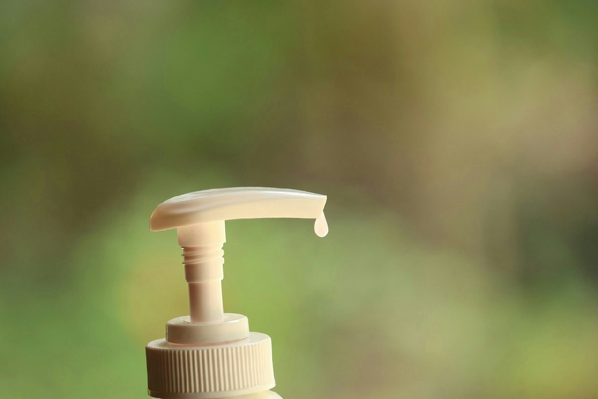 Come pulire correttamente gli sportelli in legno della cucina senza rovinarli