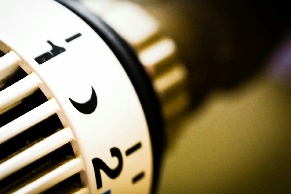 Ecco il test dell’accendino: così capisci subito se il caldo fuoriesce dalle tue finestre