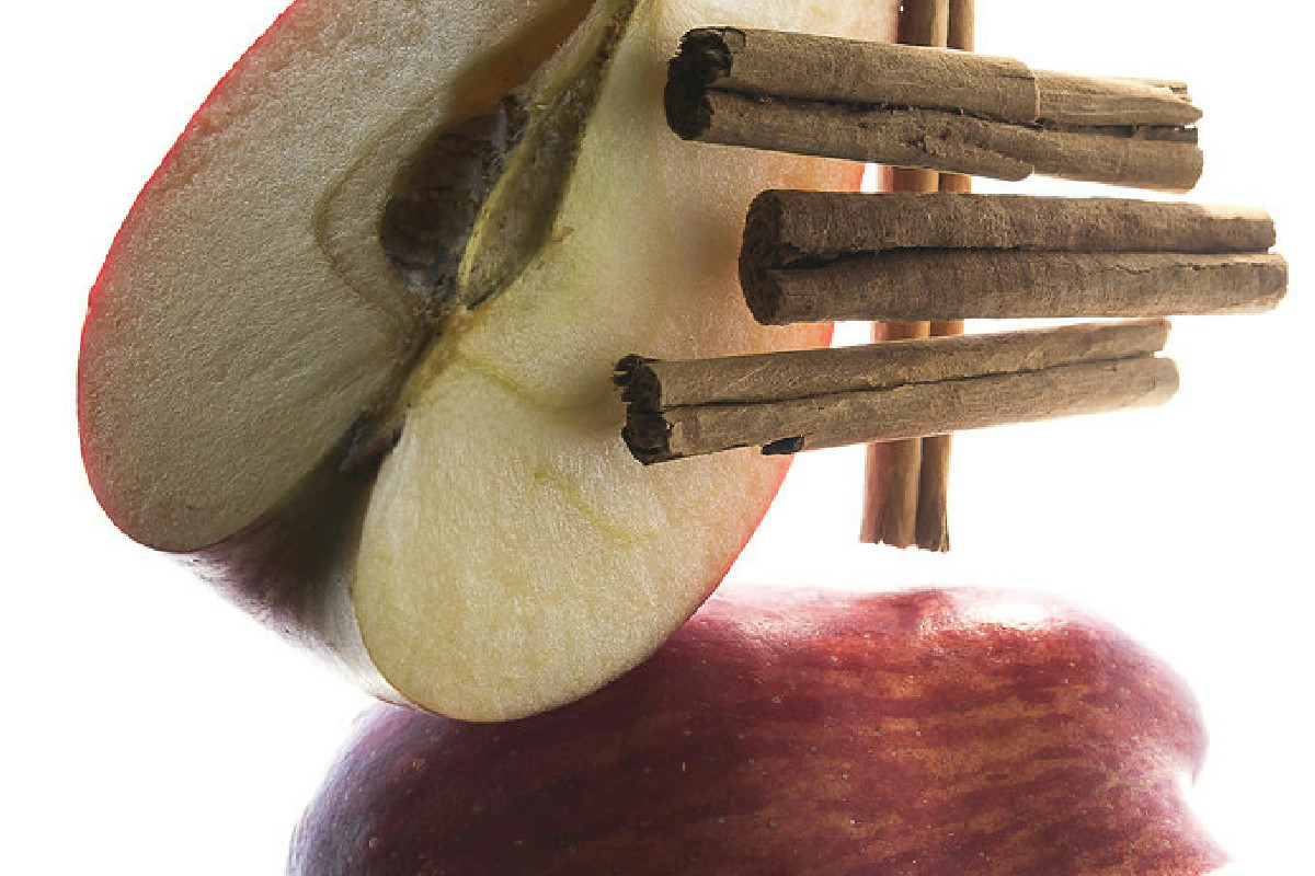 Profumo in casa e aria sempre fresca: perché molti fanno bollire bucce di mela e cannella