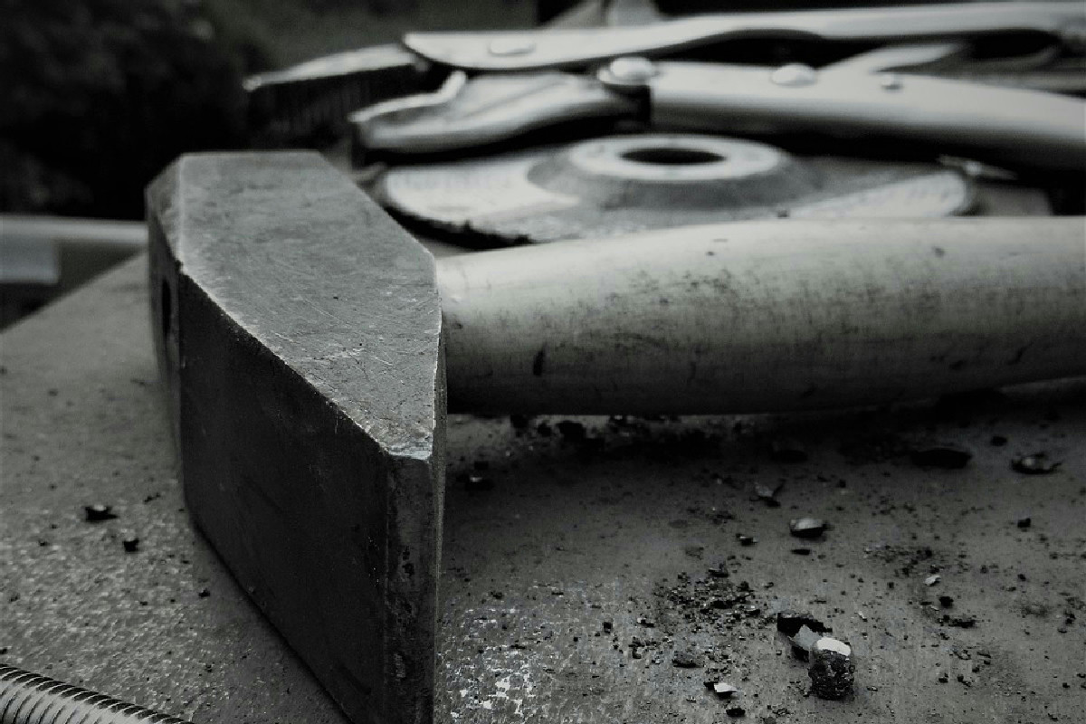 Banco da lavoro pieghevole salvaspazio: l’idea funzionale per ambienti piccoli e organizzati