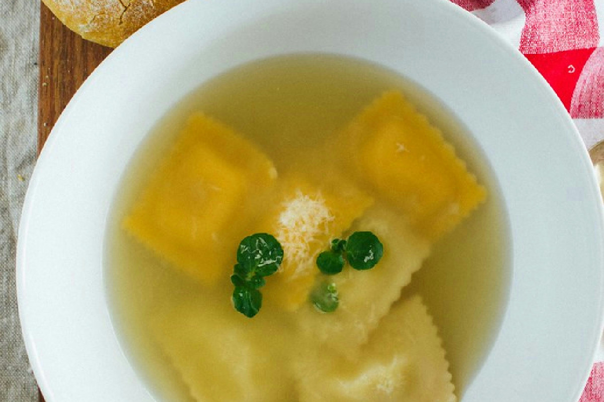 Brodo ricco e profumato per arrosto di Natale: il segreto per una festa indimenticabile in tavola