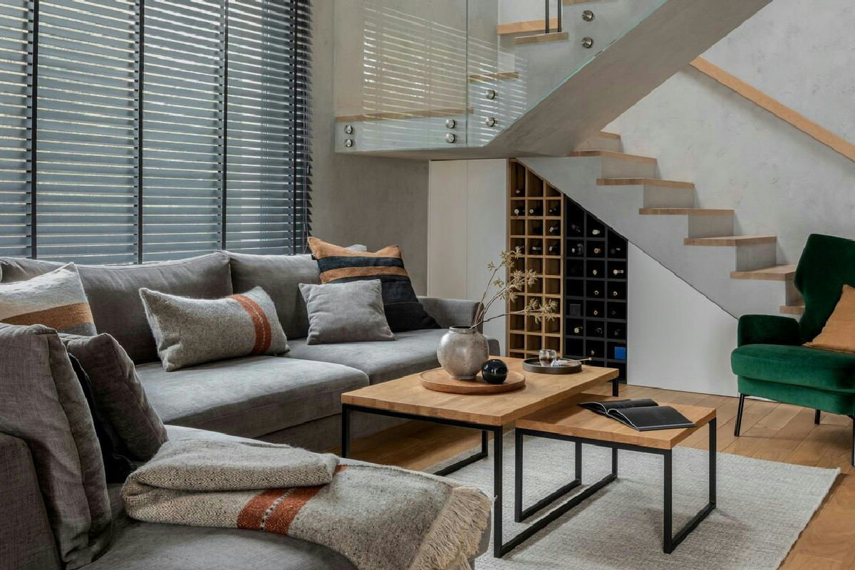 La casa diventa un rifugio intimo con materiali naturali e luce calda per ambienti vivi