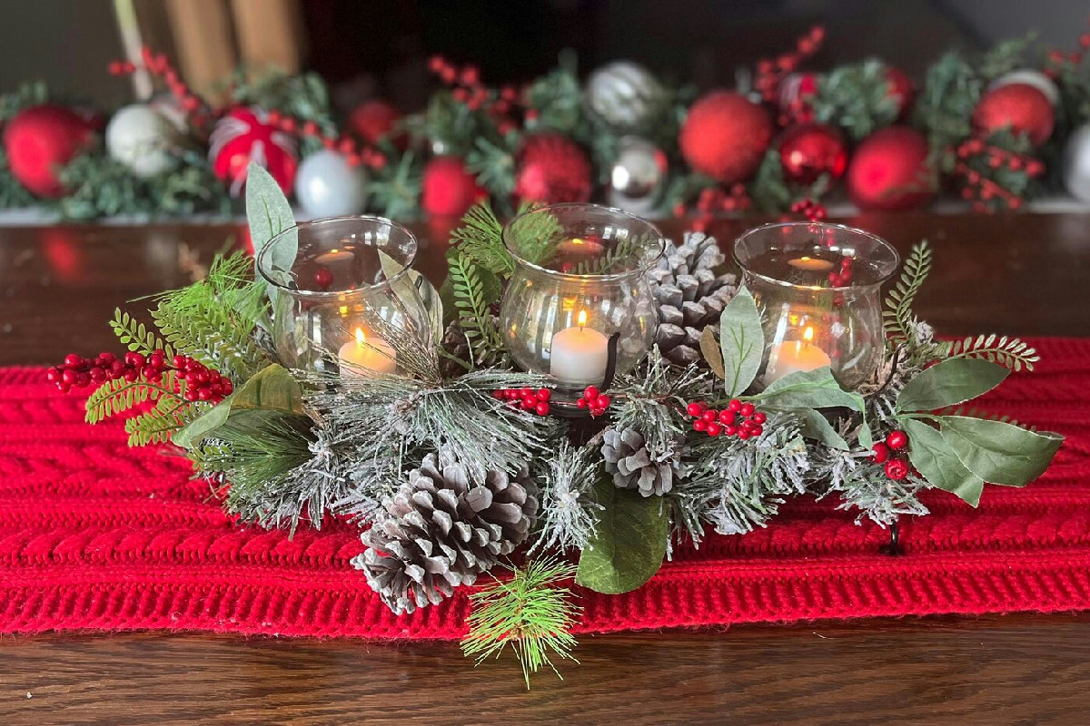 Centrotavola natalizi con la Stella di Natale: due idee eleganti e semplici in colori a contrasto
