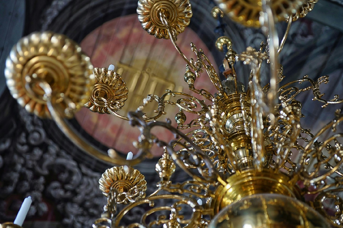 Come pulire i lampadari di casa facilmente: consigli pratici per farli brillare in poco tempo