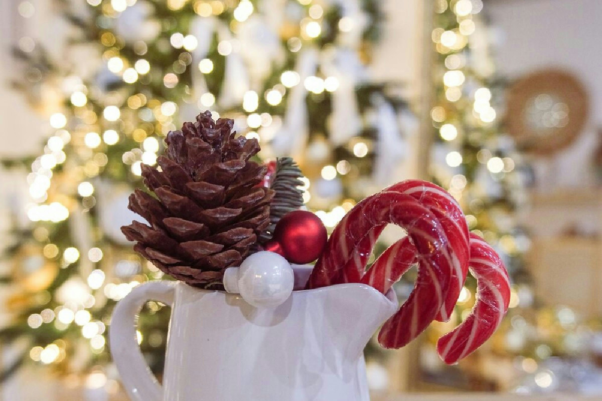 Come trasformare gli spazi più stretti in ambienti natalizi eleganti e senza ingombri in pochi passi