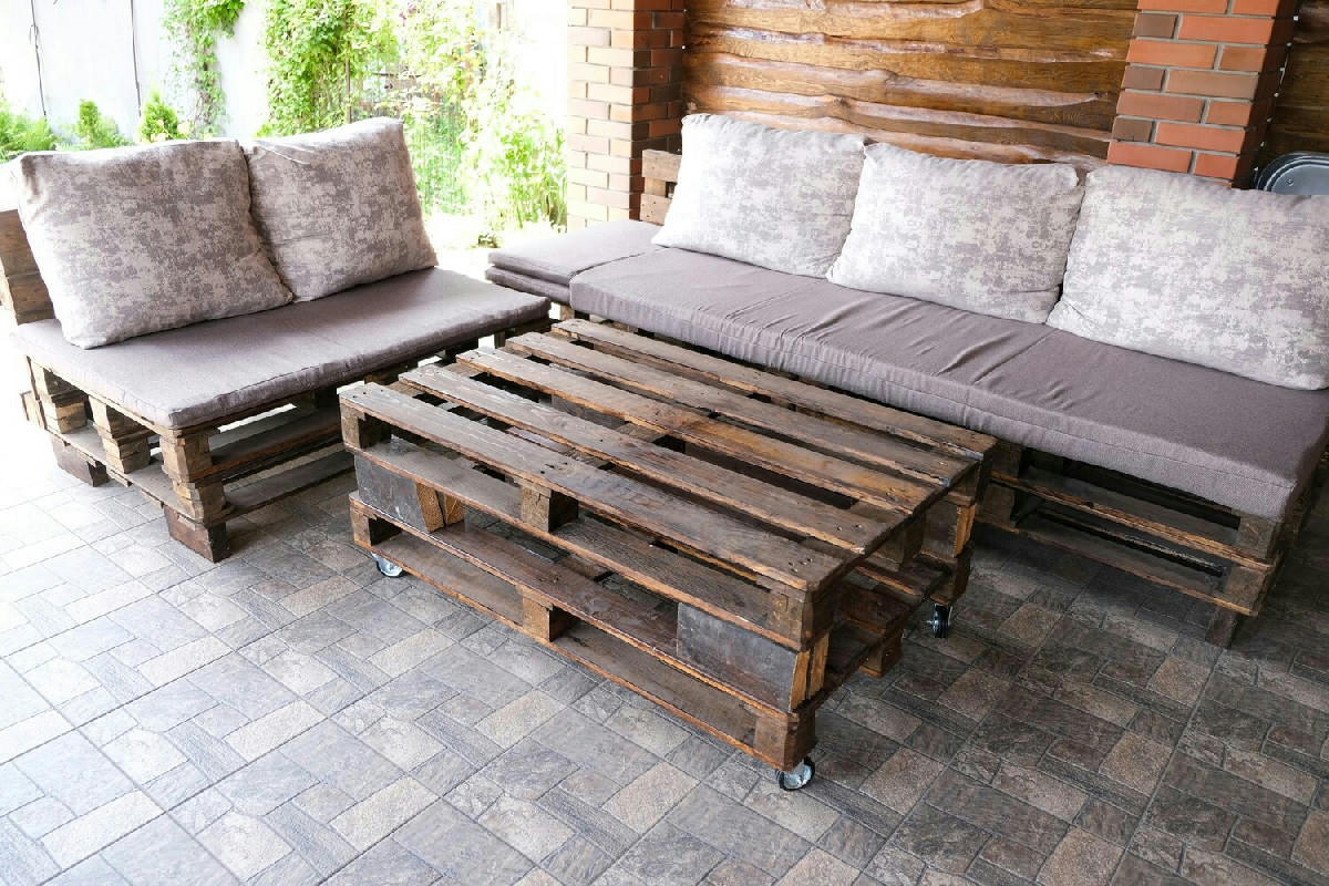 Costruisci un divano personalizzato con pallet: idee pratiche per arredare con stile e risparmio