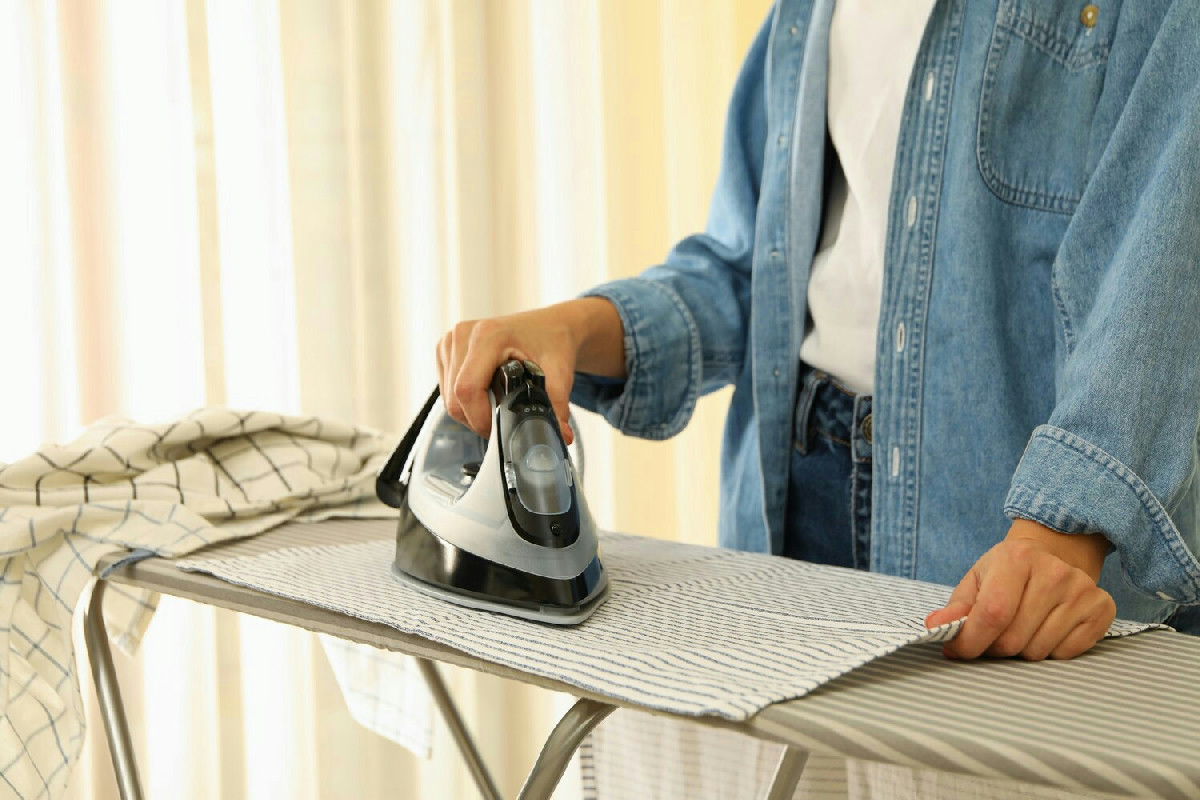 Ferro da stiro annerito e incrostato: rimedi efficaci per far tornare la piastra come nuova senza fatica