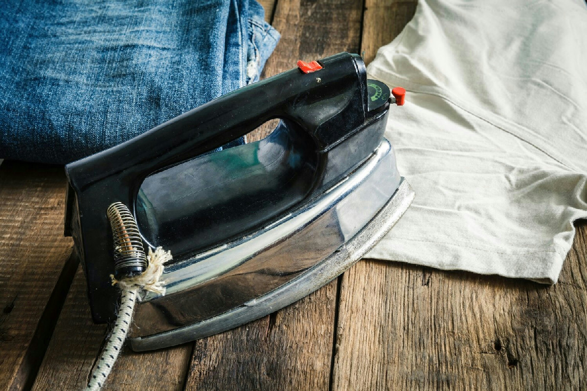 Ferro da stiro annerito e incrostato: rimedi efficaci per far tornare la piastra come nuova senza fatica