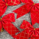 Fiocchi con nastro fatti a mano: il tocco che trasforma ogni decorazione natalizia in magia