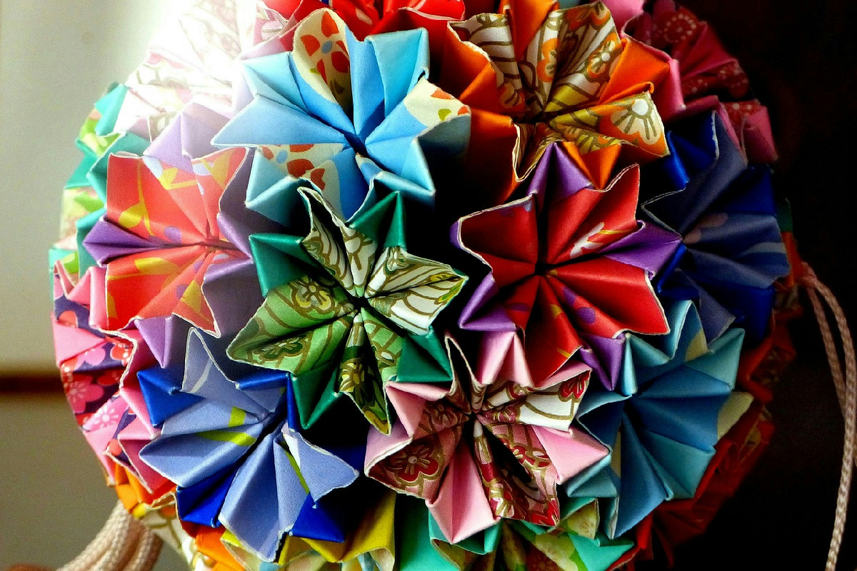 Idee creative per addobbare l’albero di Natale: 6 decorazioni fai da te con materiali riciclati