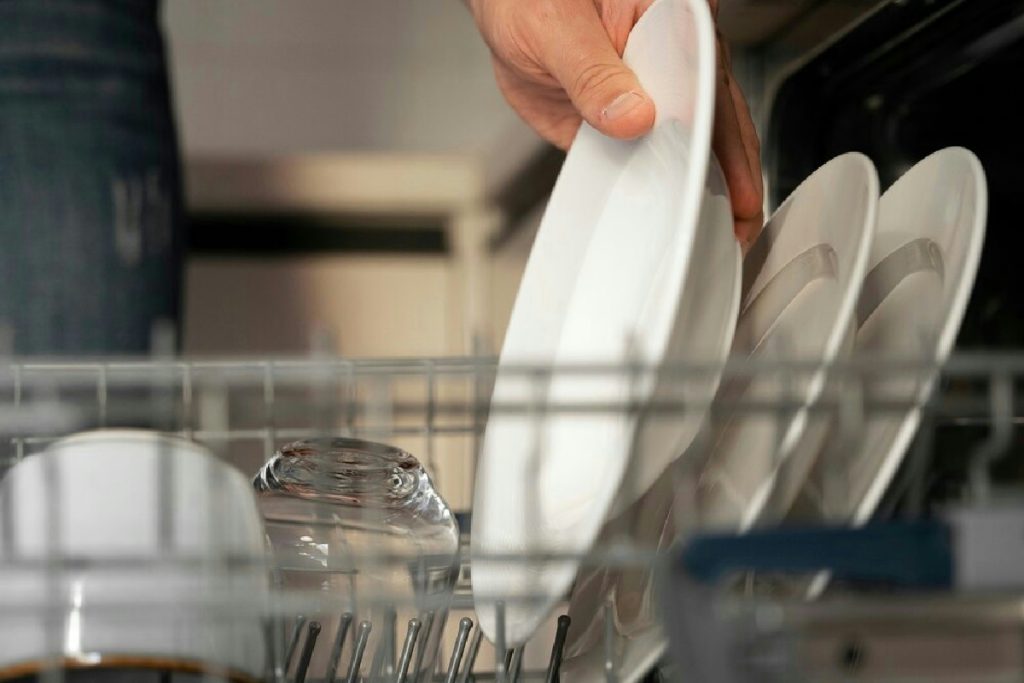 La lavastoviglie può mettere a rischio la salute di casa: scopri quando è pericolosa davvero