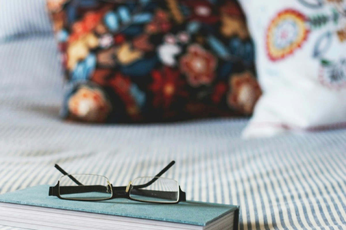 Letti sommier matrimoniali e singoli: modelli con contenitore e design essenziale per ogni ambiente