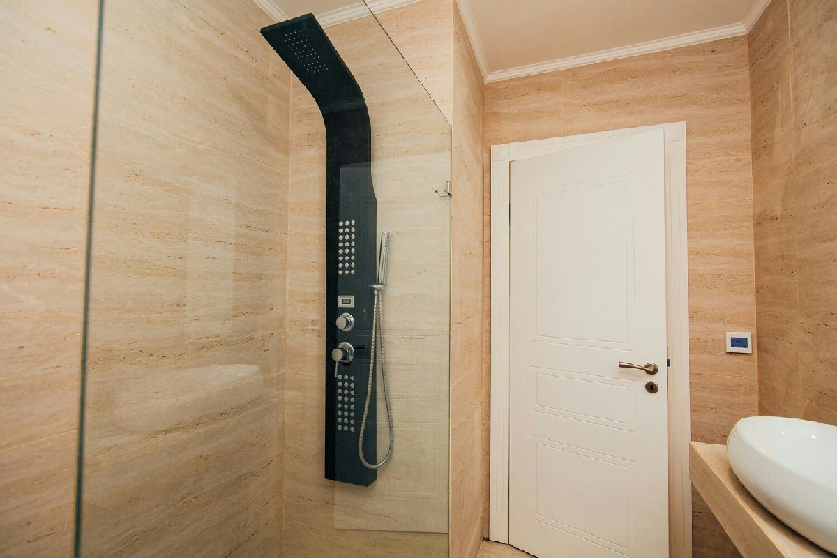 Perché trasformare la vasca in doccia walk-in cambia comfort ed eleganza nel bagno moderno