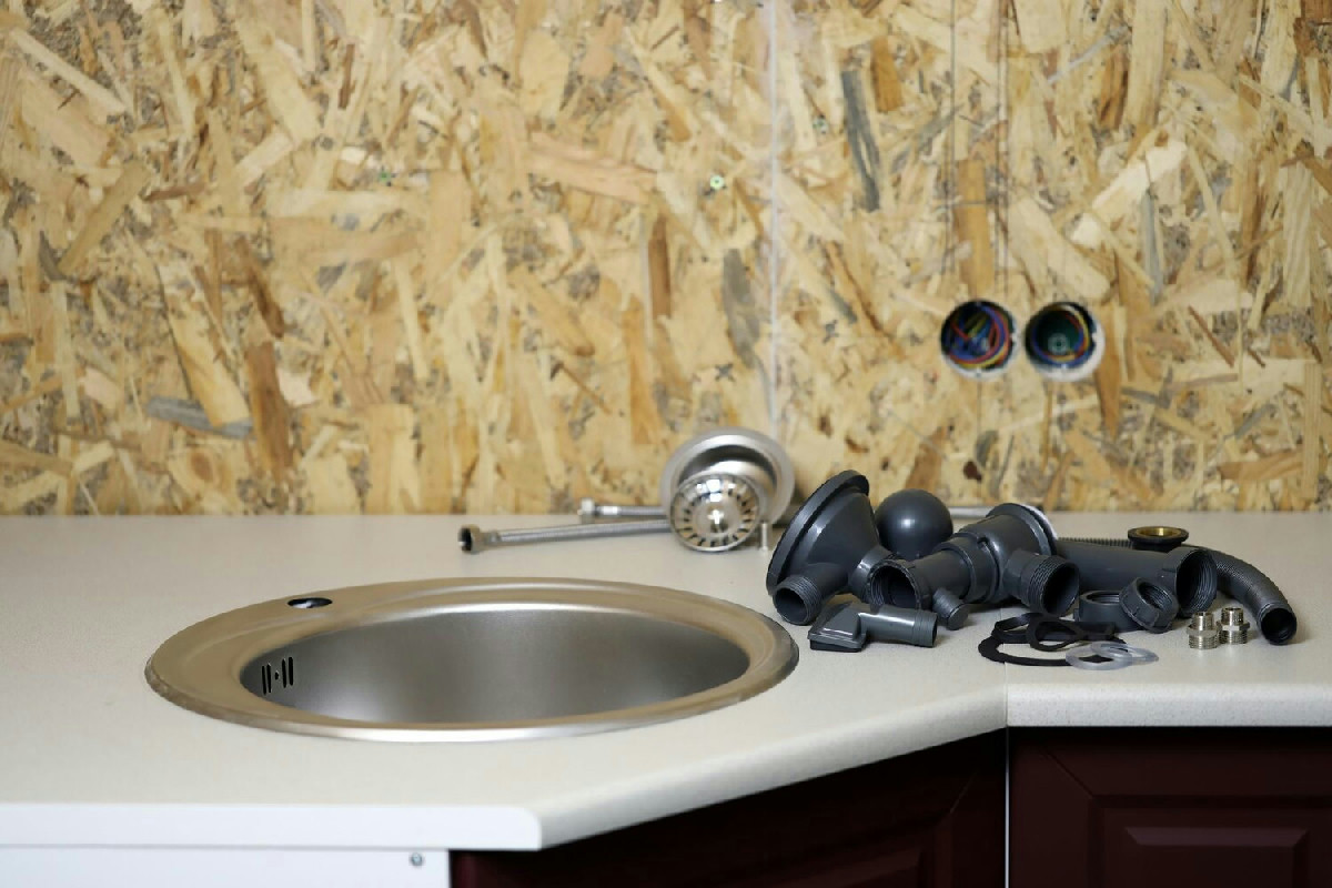 Strategie naturali per eliminare gli odori dagli scarichi della cucina e mantenere l’ambiente fresco