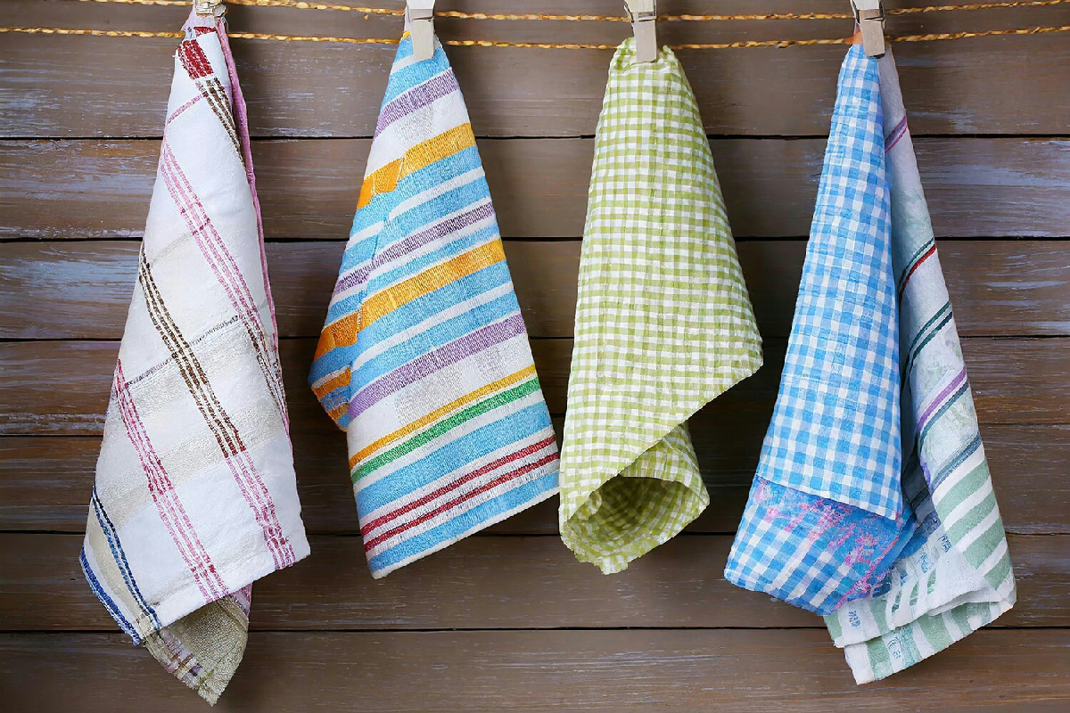 Gli strofinacci sporchi rovinano i piatti: il gesto quotidiano che li lascia macchiati e opachi