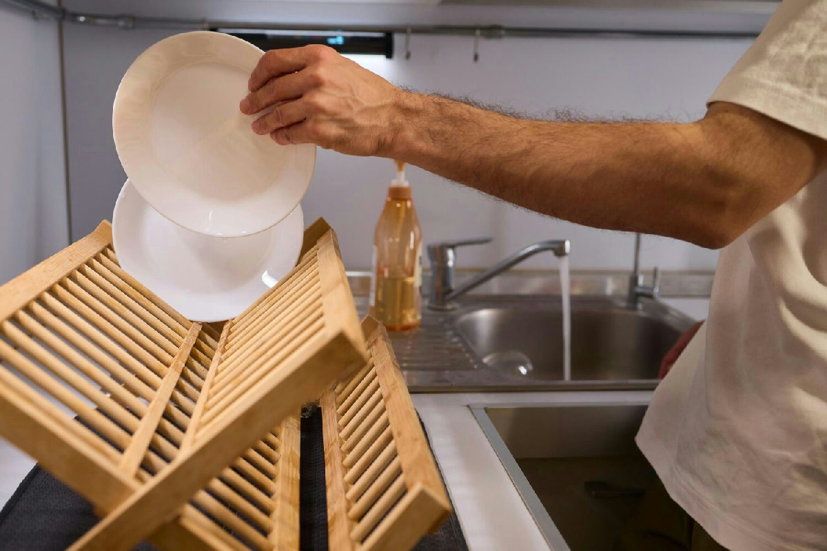 Gli strofinacci sporchi rovinano i piatti: il gesto quotidiano che li lascia macchiati e opachi